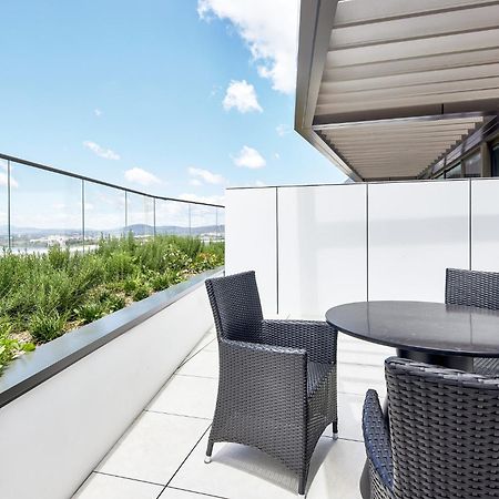 Meriton Suites Κανμπέρα Εξωτερικό φωτογραφία A balcony