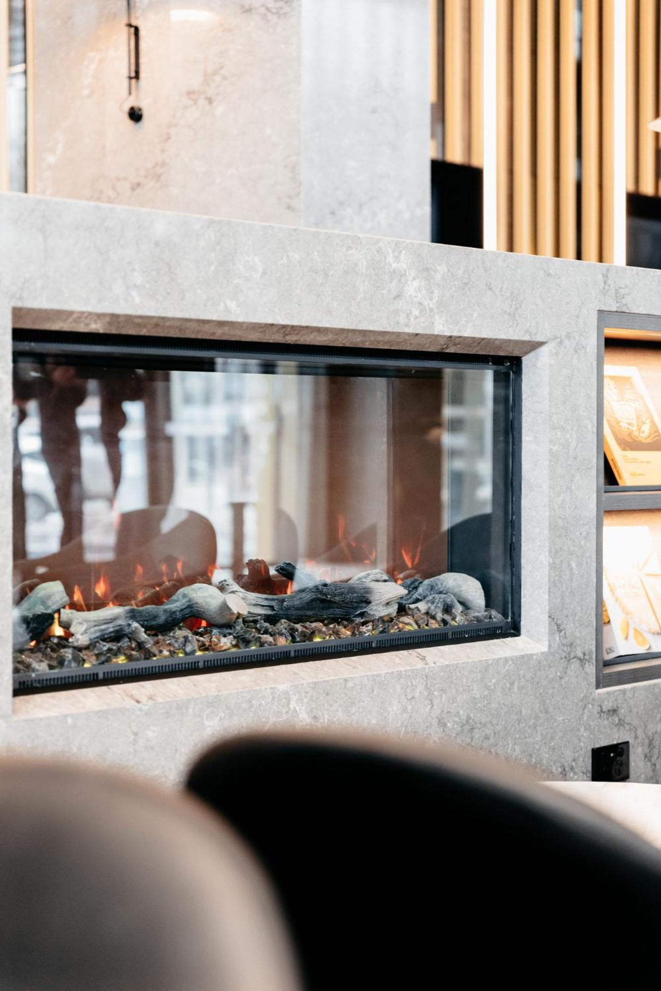 Meriton Suites Κανμπέρα Εξωτερικό φωτογραφία A fireplace with ethanol fuel