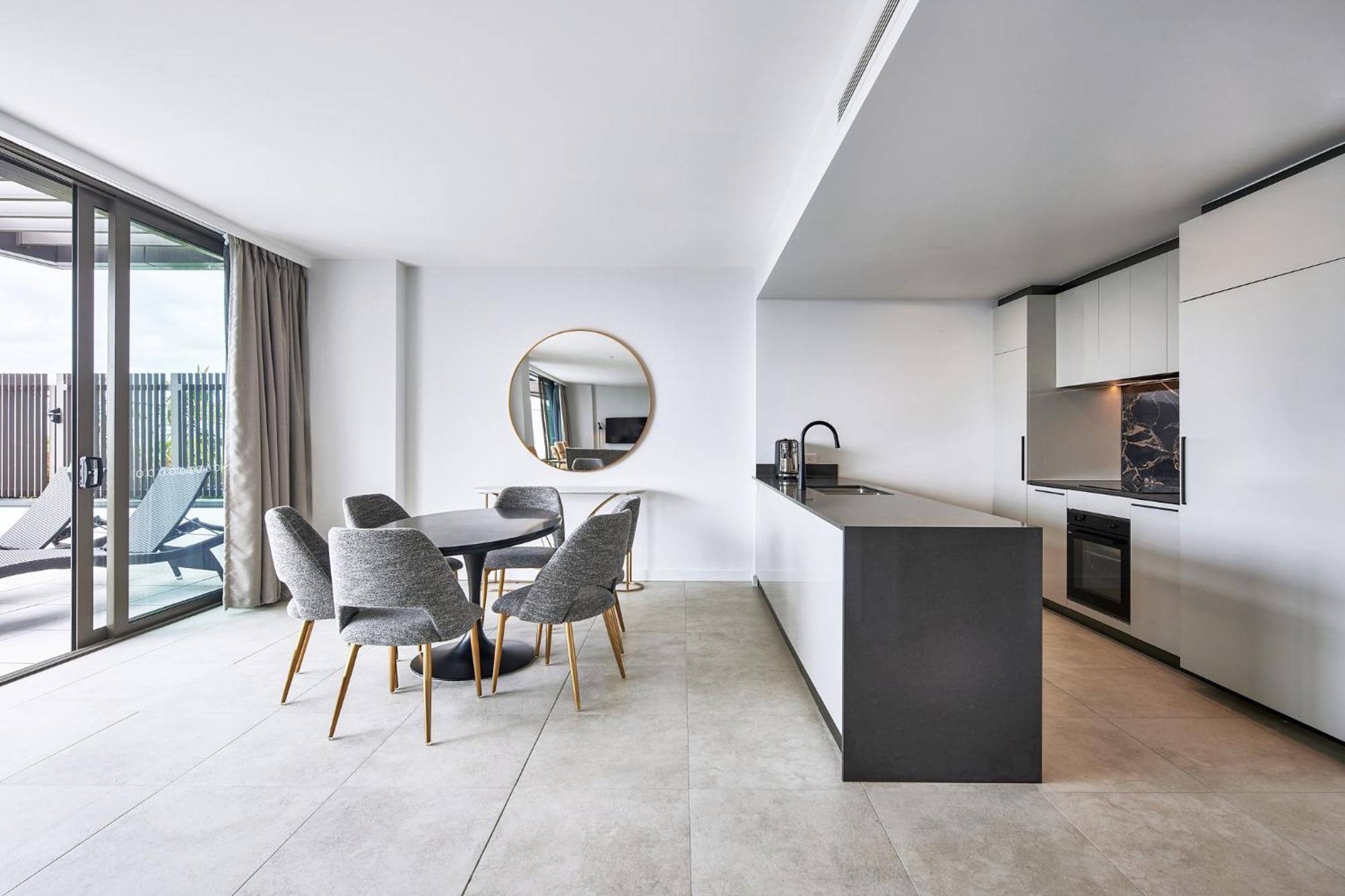 Meriton Suites Κανμπέρα Εξωτερικό φωτογραφία The kitchen and dining area of a typical apartment