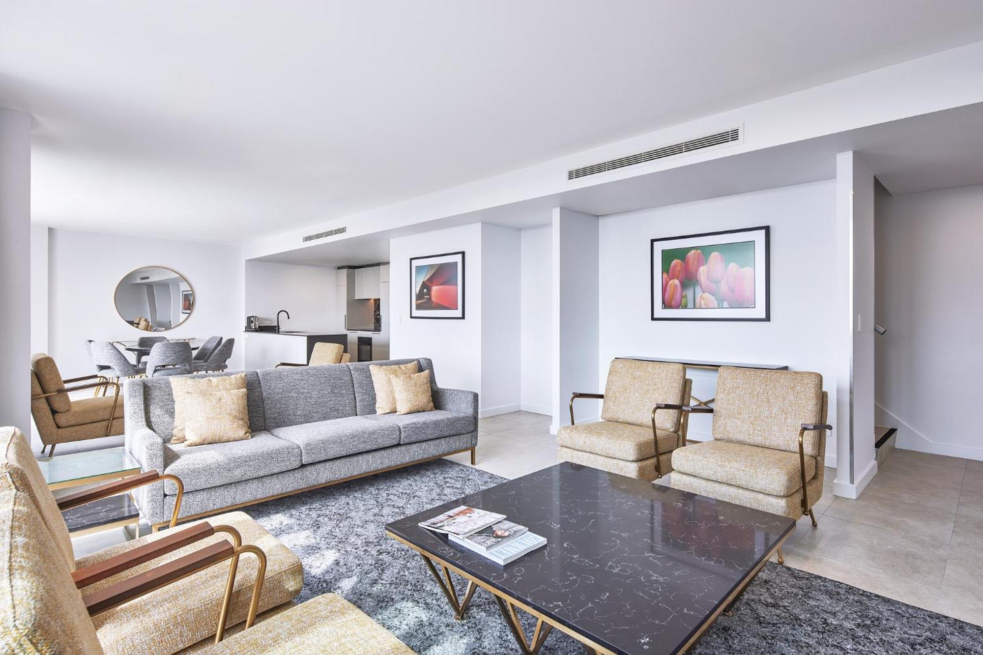 Meriton Suites Κανμπέρα Εξωτερικό φωτογραφία The interior of a suite at the hotel
