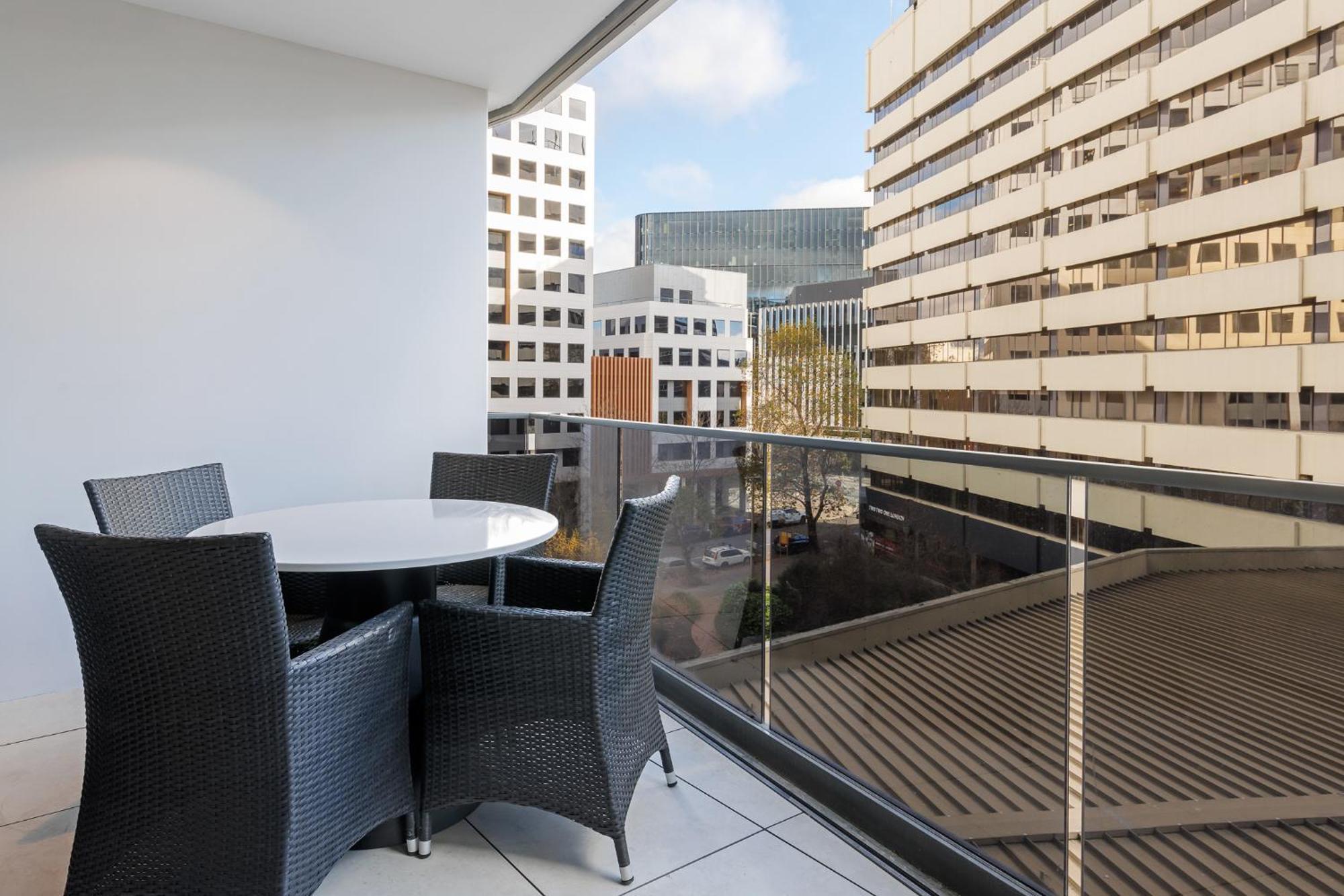 Meriton Suites Κανμπέρα Εξωτερικό φωτογραφία A balcony