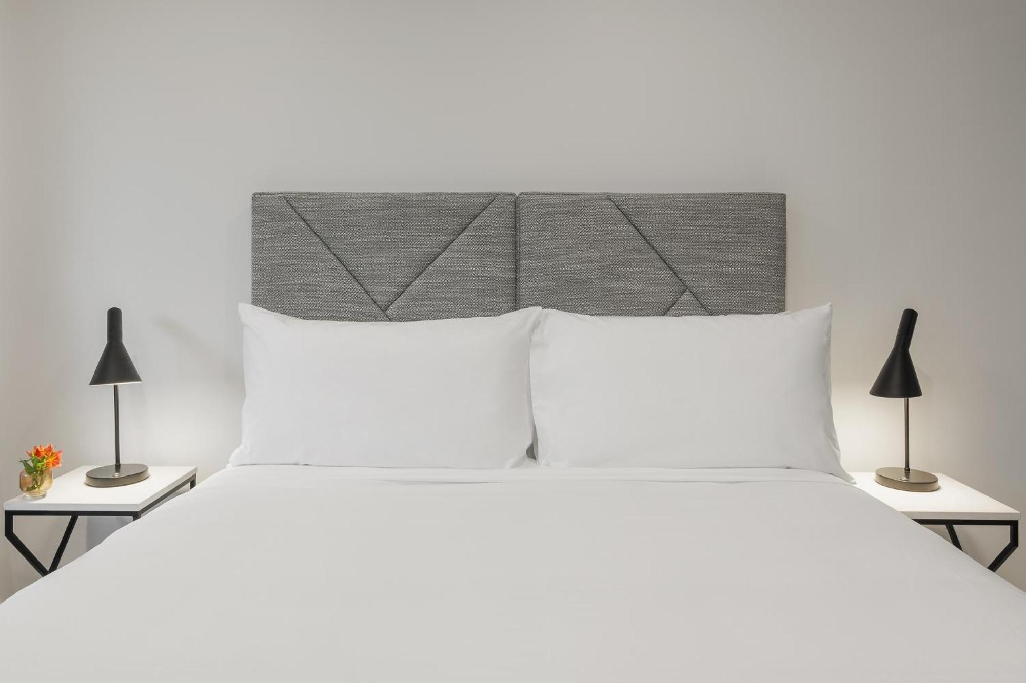 Meriton Suites Κανμπέρα Εξωτερικό φωτογραφία A bed with a headboard