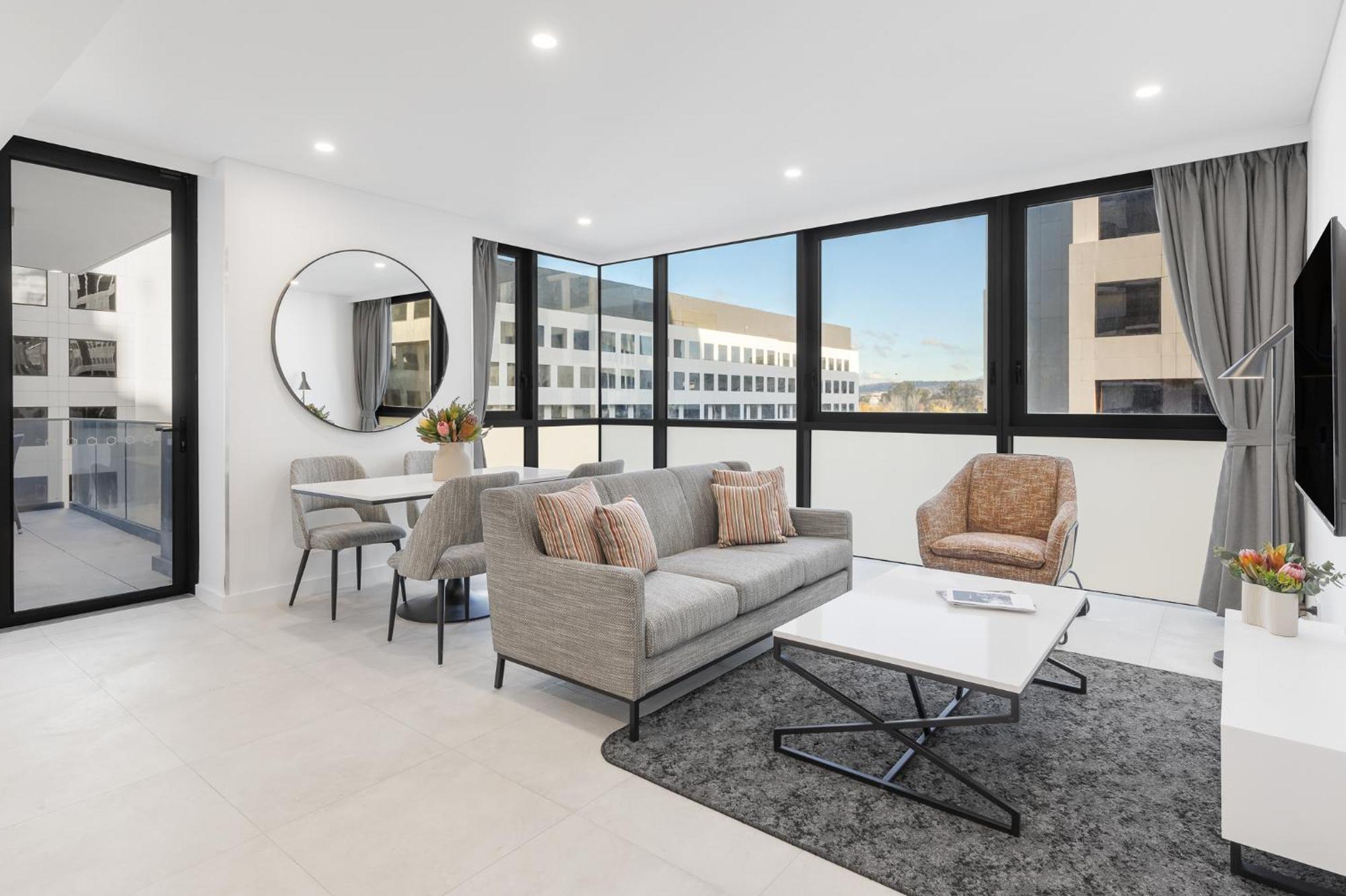 Meriton Suites Κανμπέρα Εξωτερικό φωτογραφία The interior of a staged apartment