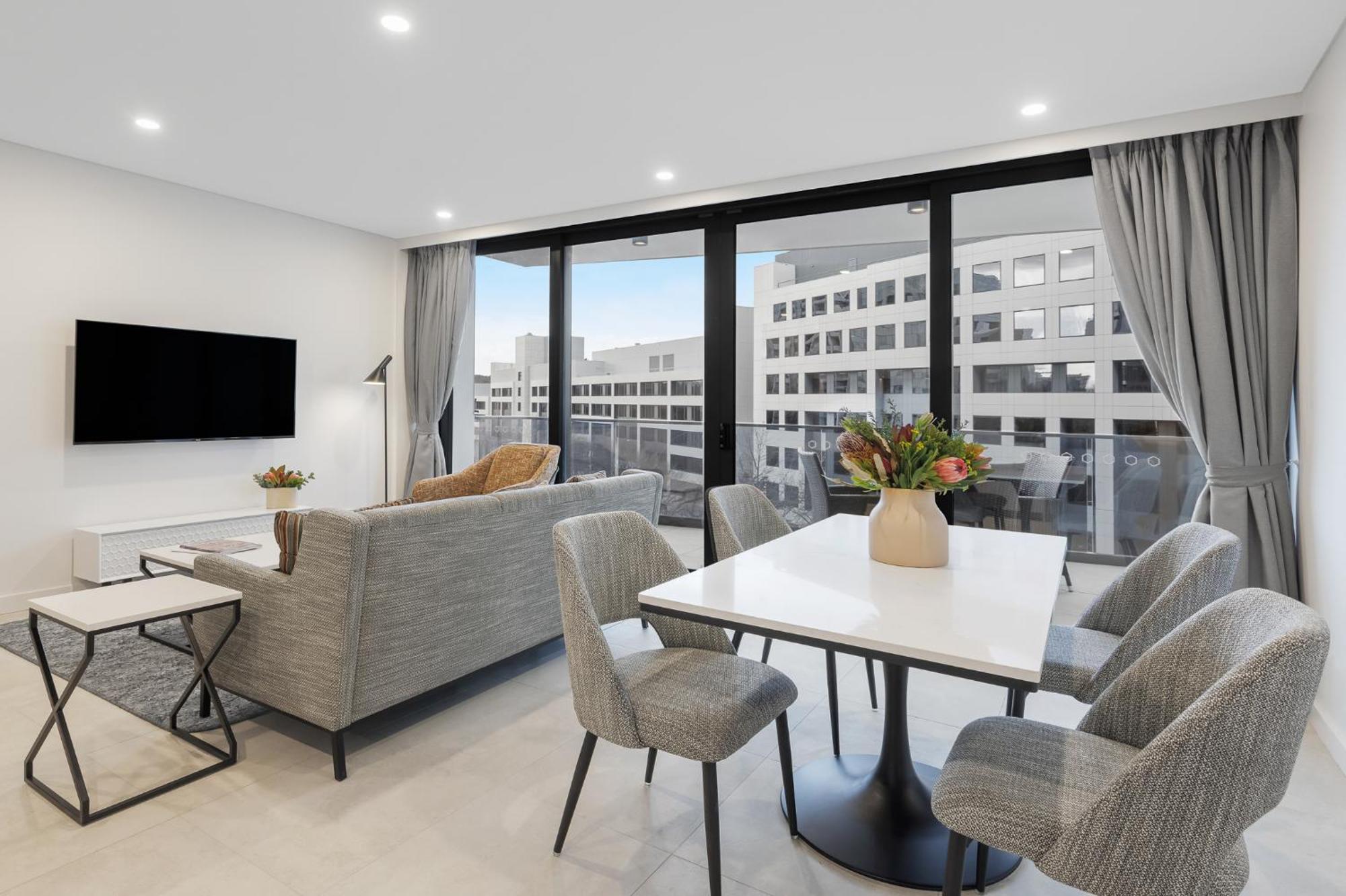 Meriton Suites Κανμπέρα Εξωτερικό φωτογραφία The interior of a typical apartment