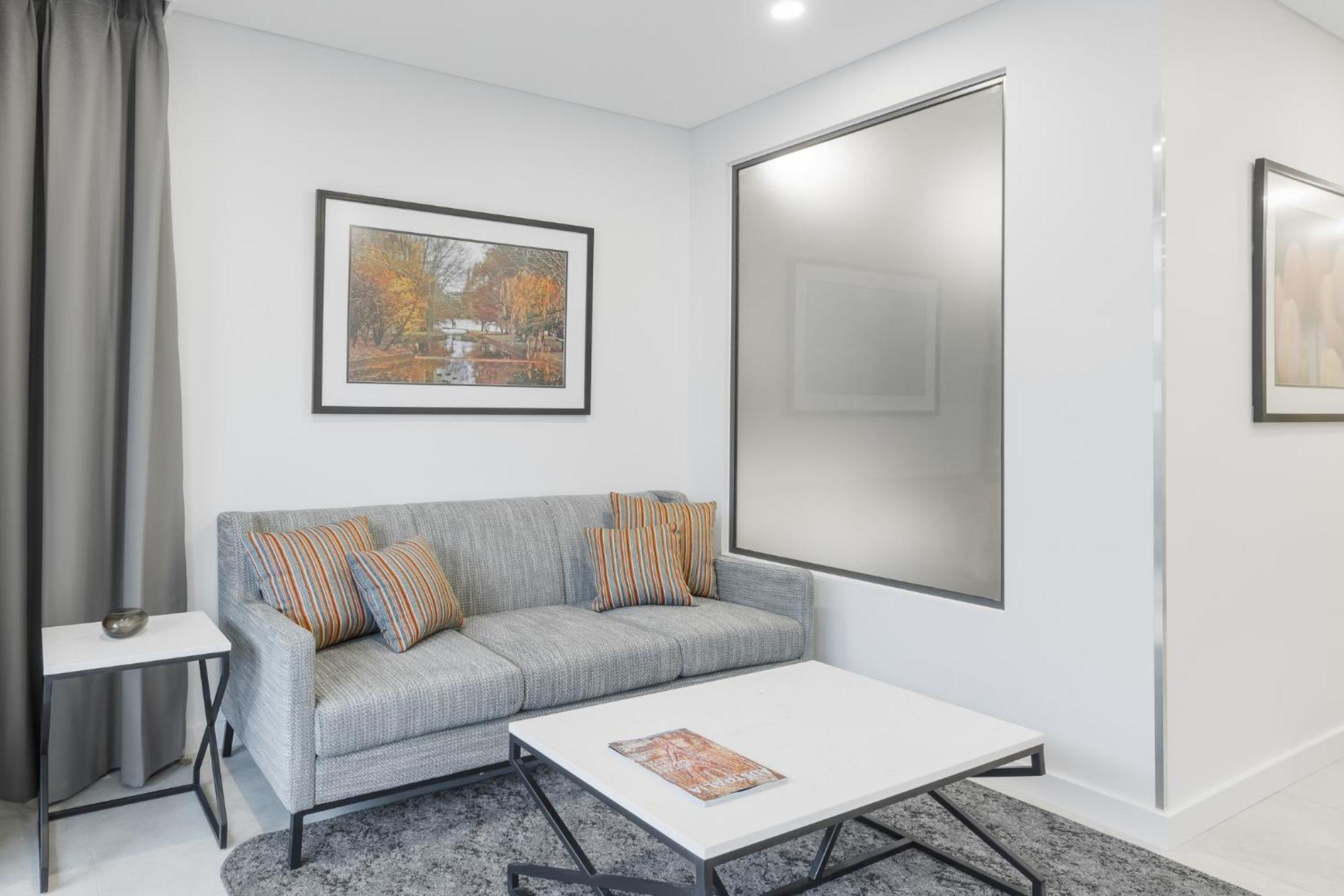 Meriton Suites Κανμπέρα Εξωτερικό φωτογραφία A living room with a sofa
