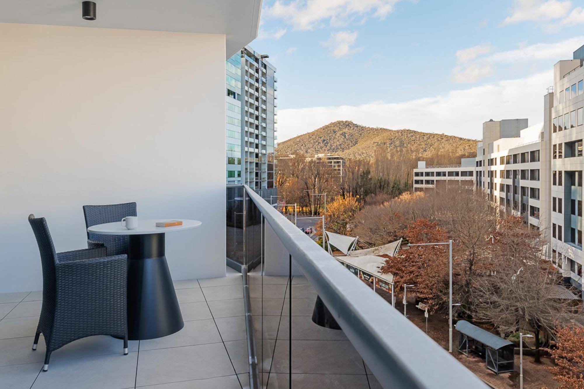 Meriton Suites Κανμπέρα Εξωτερικό φωτογραφία A balcony in a residential apartment