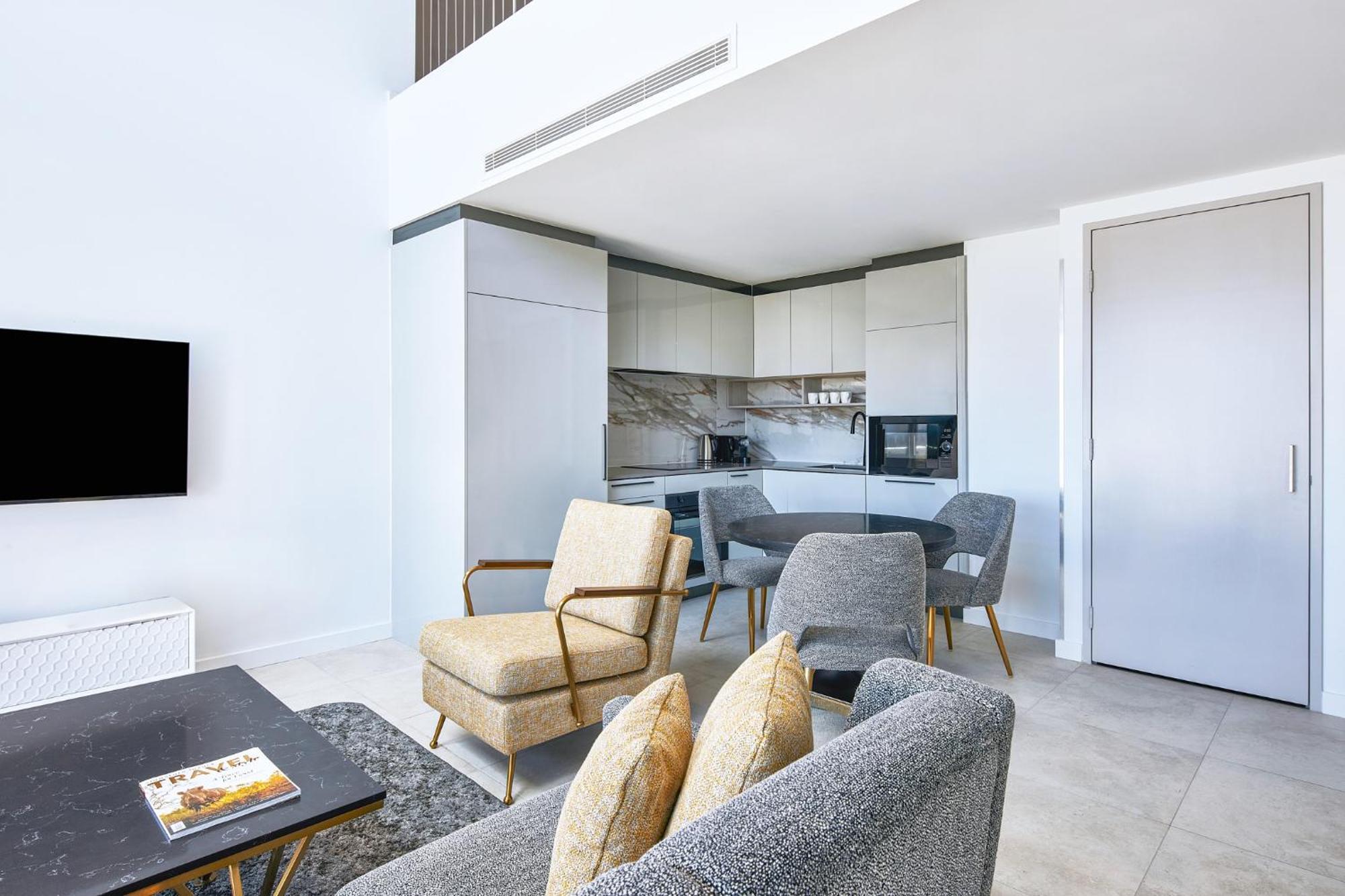 Meriton Suites Κανμπέρα Εξωτερικό φωτογραφία The interior of a typical apartment