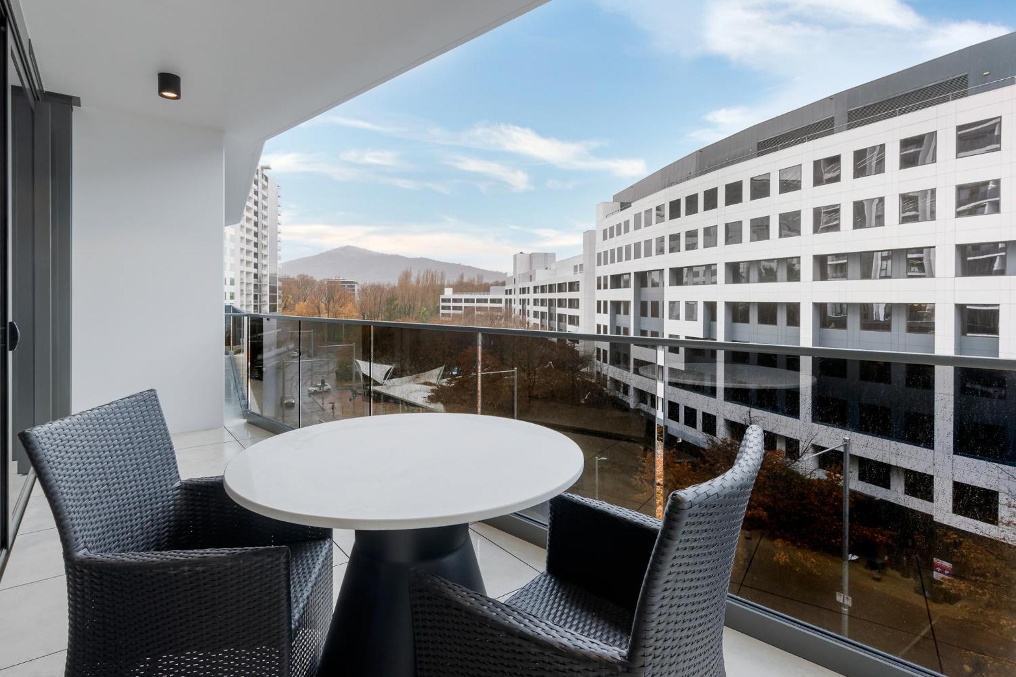Meriton Suites Κανμπέρα Εξωτερικό φωτογραφία Balcony